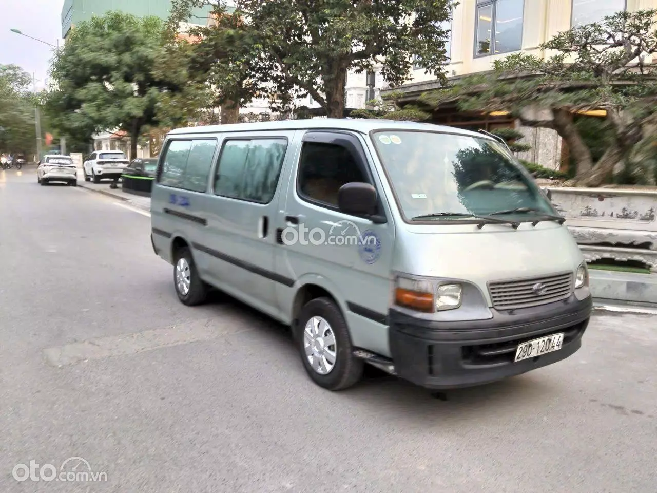 2002 Toyota Hiace - Image 1