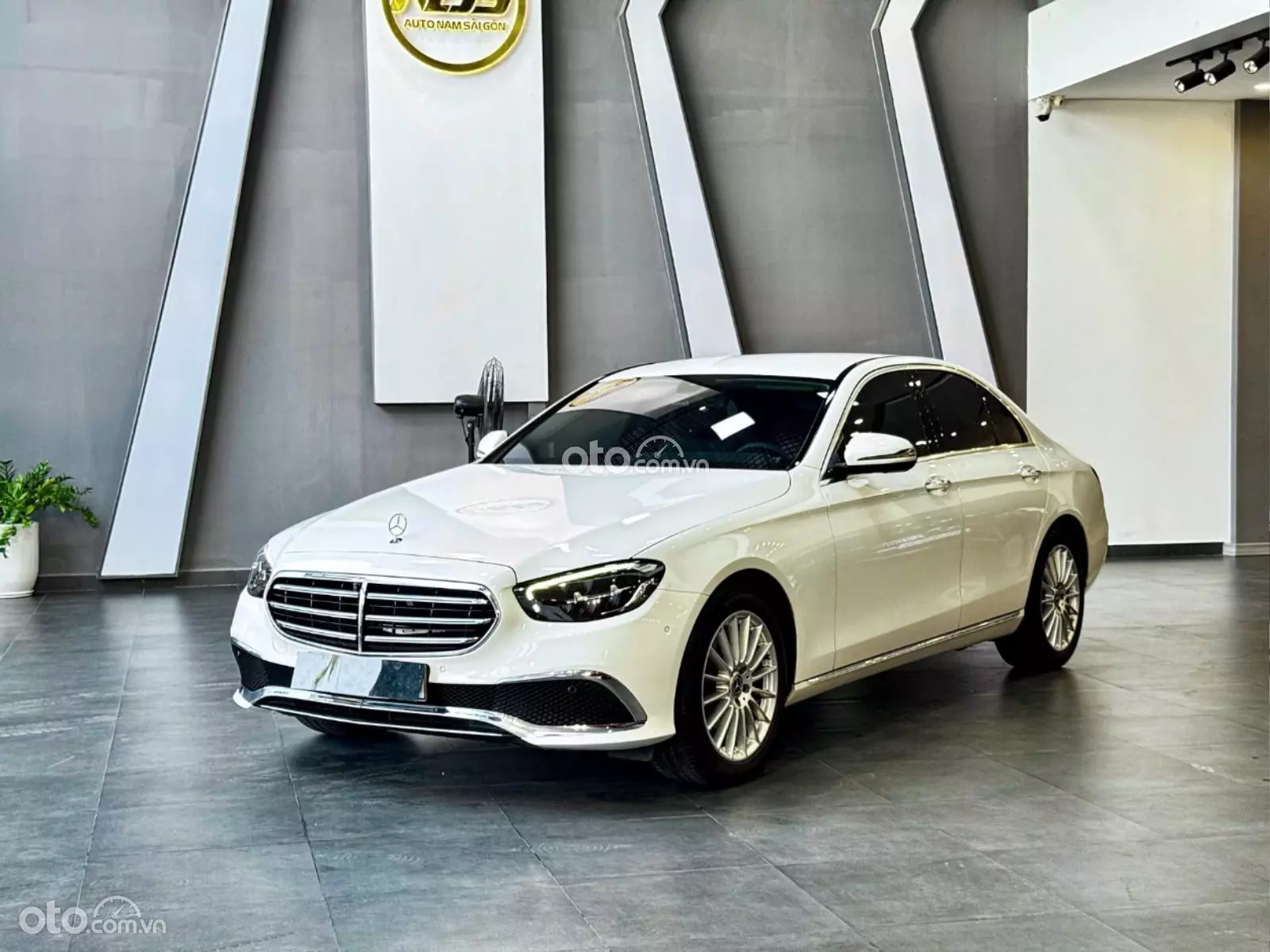 2022 Mercedes-Benz E200 Exclusive - Image 1