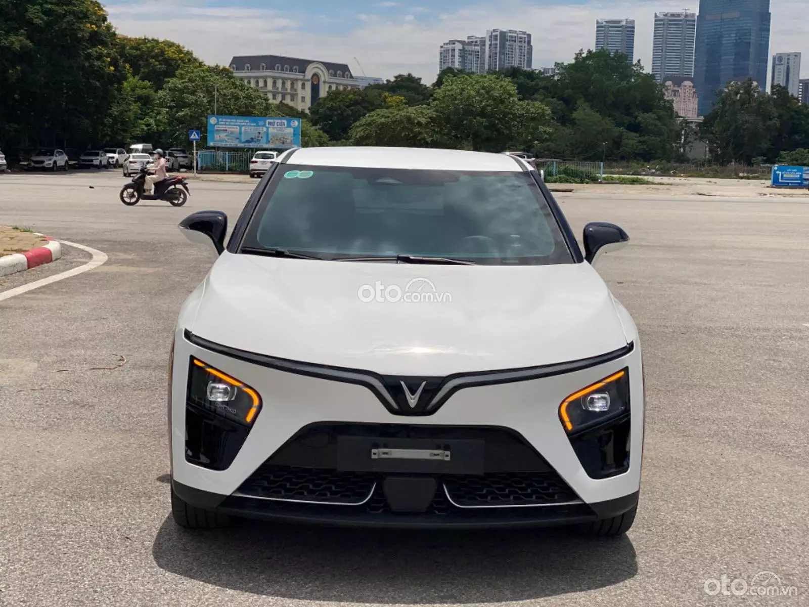 2025 VinFast VF7 Base