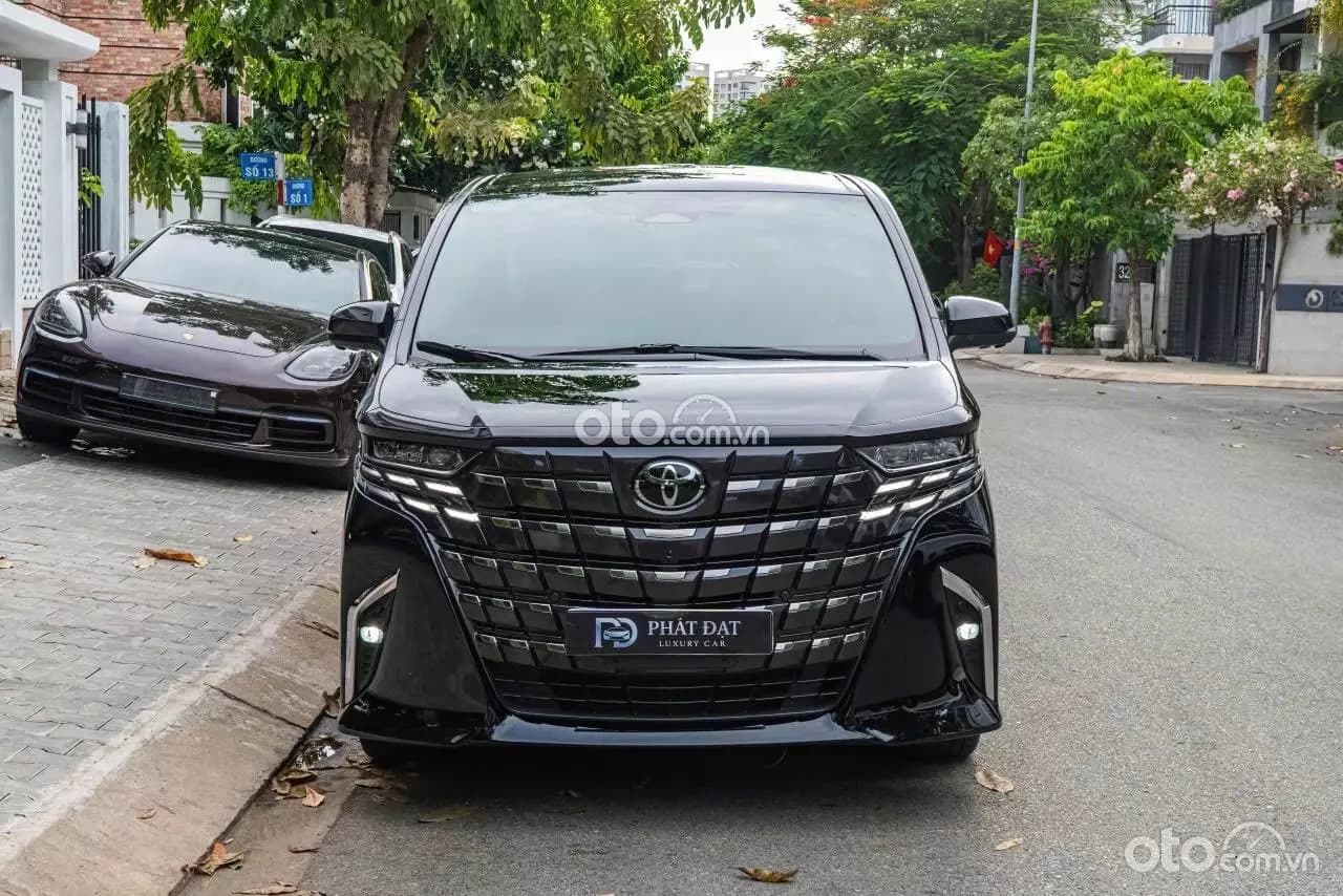 2025 Toyota Alphard Executive Lounge