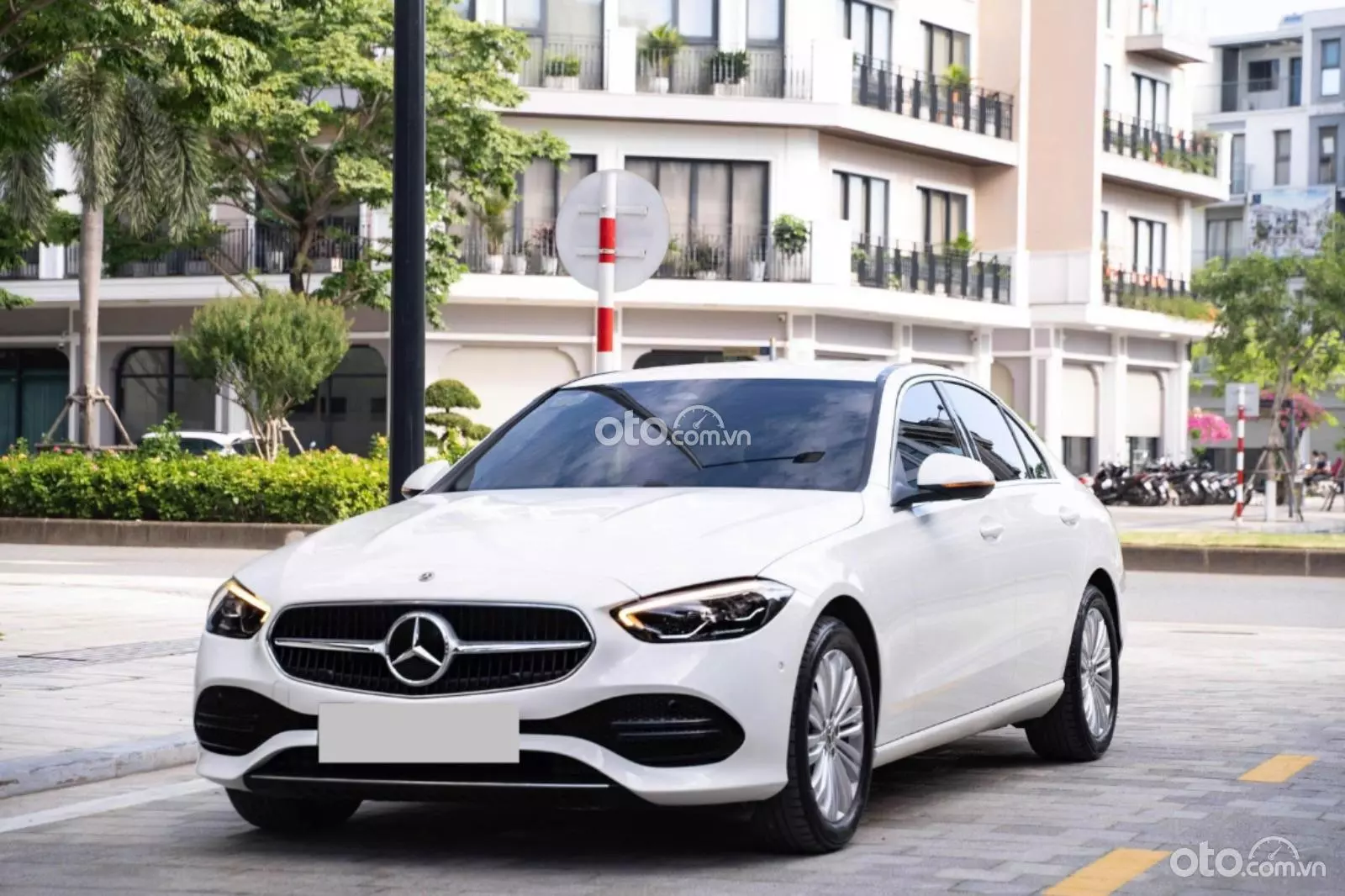2025 Mercedes-Benz C200 Avantgarde