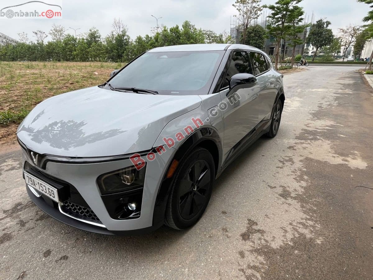 2025 VinFast VF7 Eco