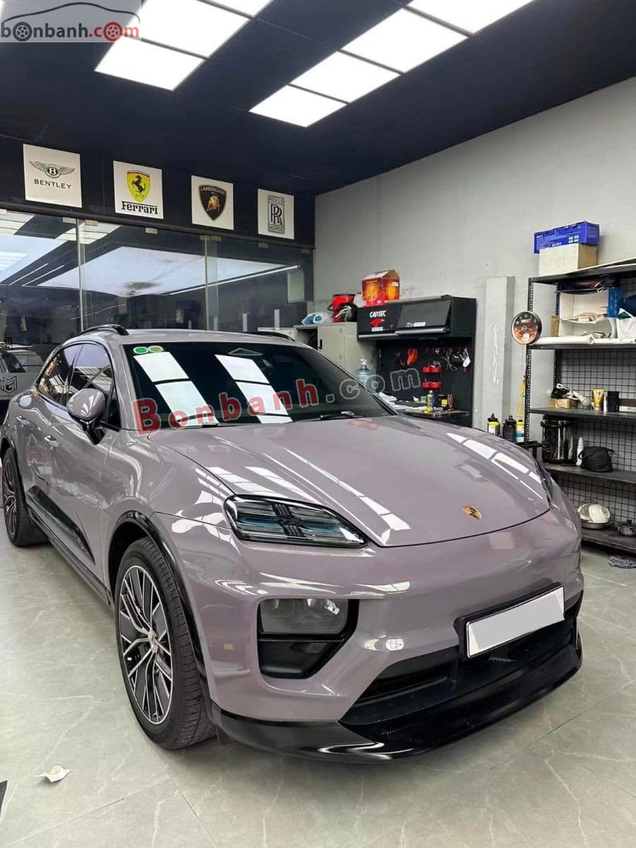 2025 Porsche Macan 4 EV