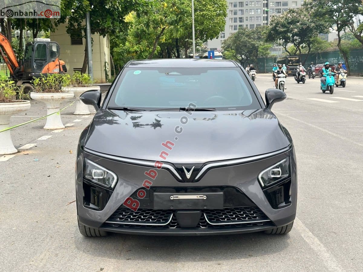 2025 VinFast VF7 Eco