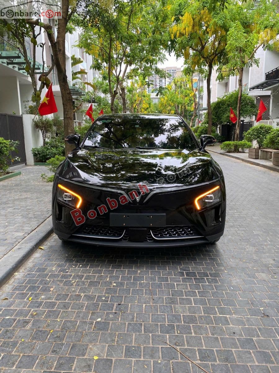 2025 VinFast VF7 Eco - Image 1
