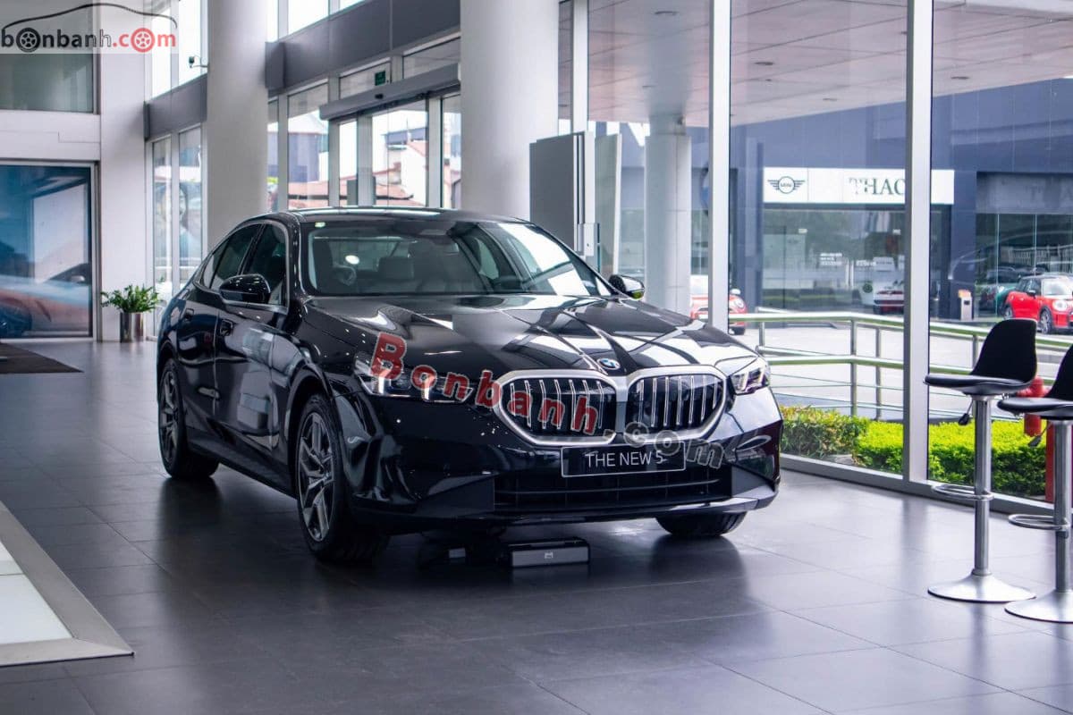 2025 BMW 5 Series 520i