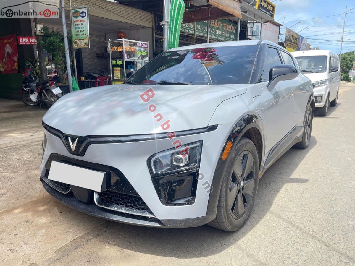 2025 VinFast VF7 Eco - Image 1