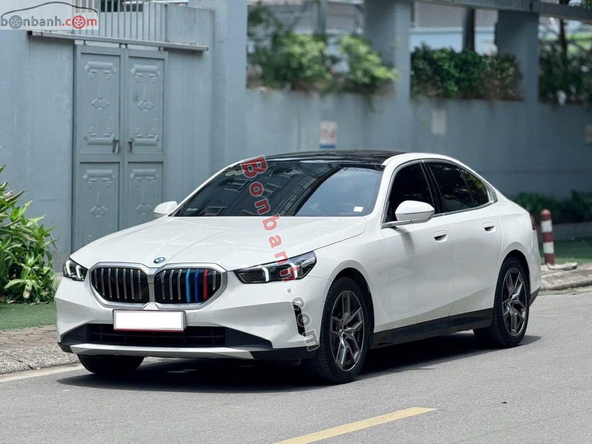 2025 BMW 5 Series 520i