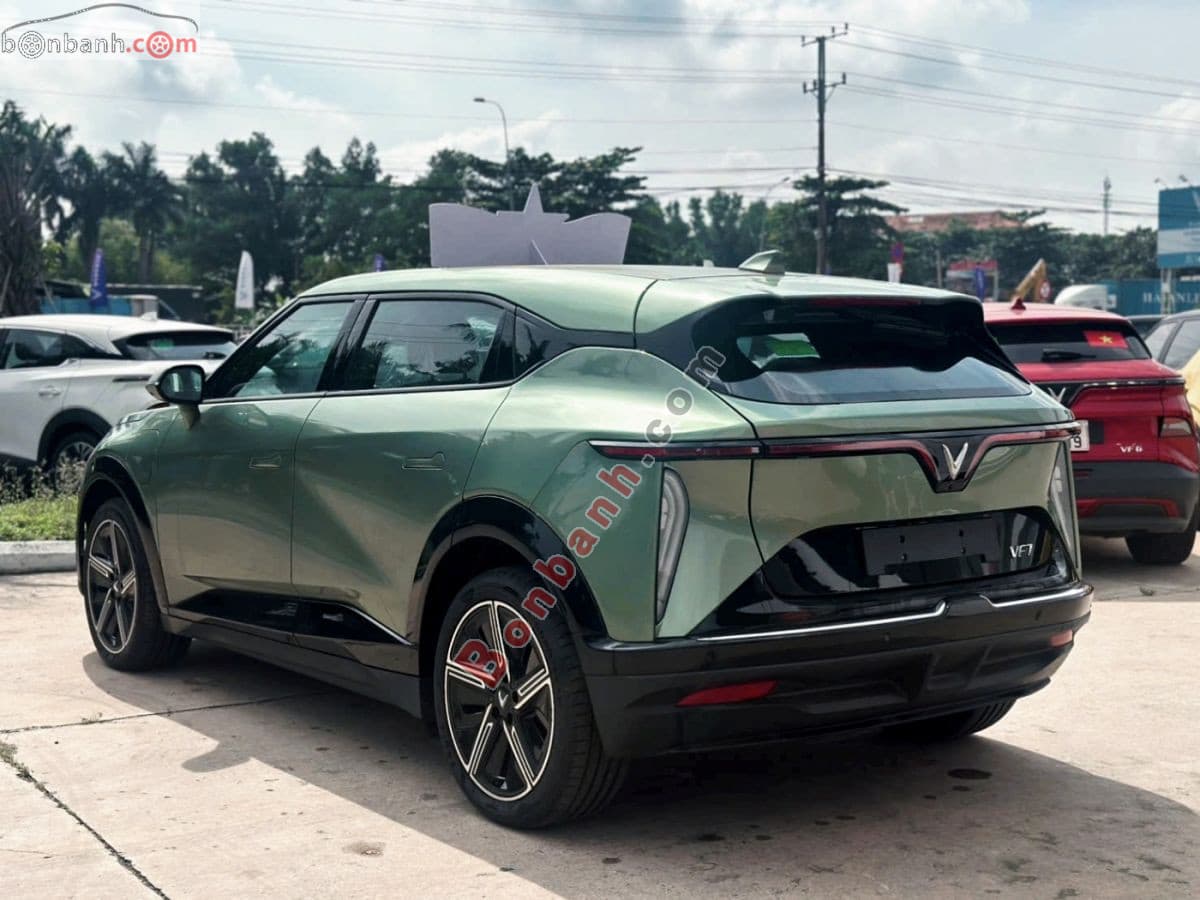 2026 VinFast VF7 Plus - Image 1