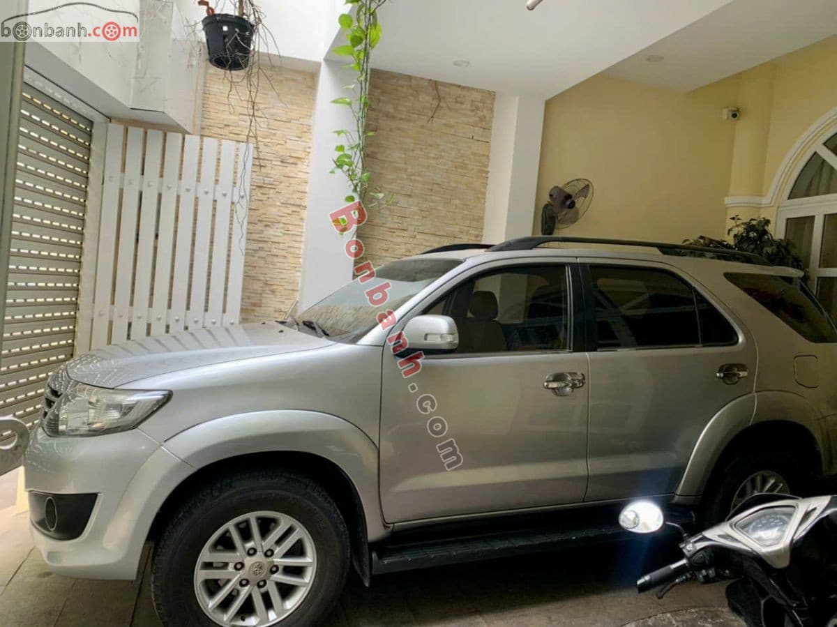 2012 Toyota Fortuner 2.7V 4x2 AT - Image 1