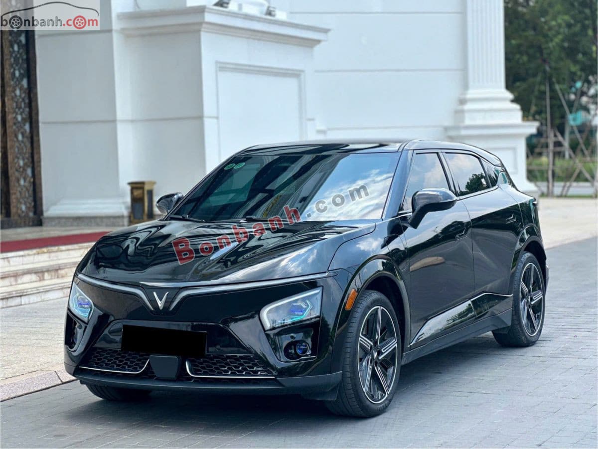 2025 VinFast VF7 Plus AWD
