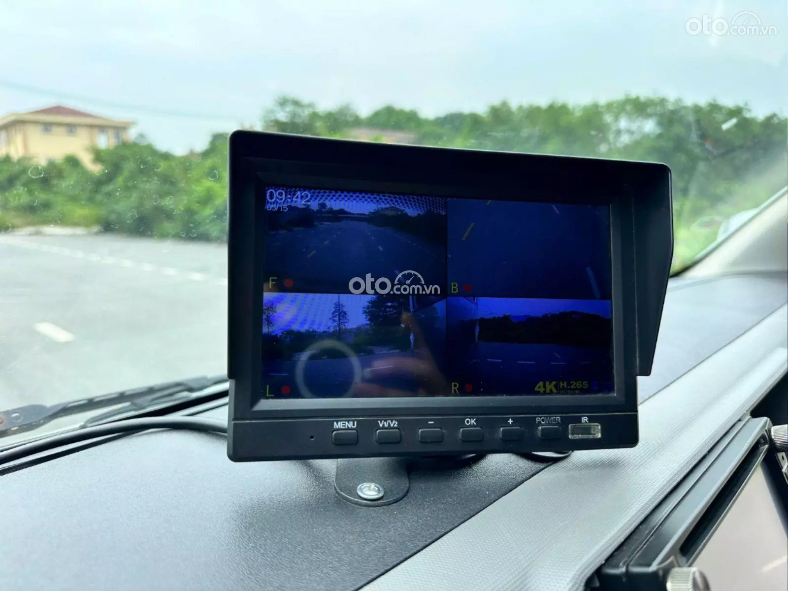 2010 Toyota Hiace - ảnh nhỏ 11