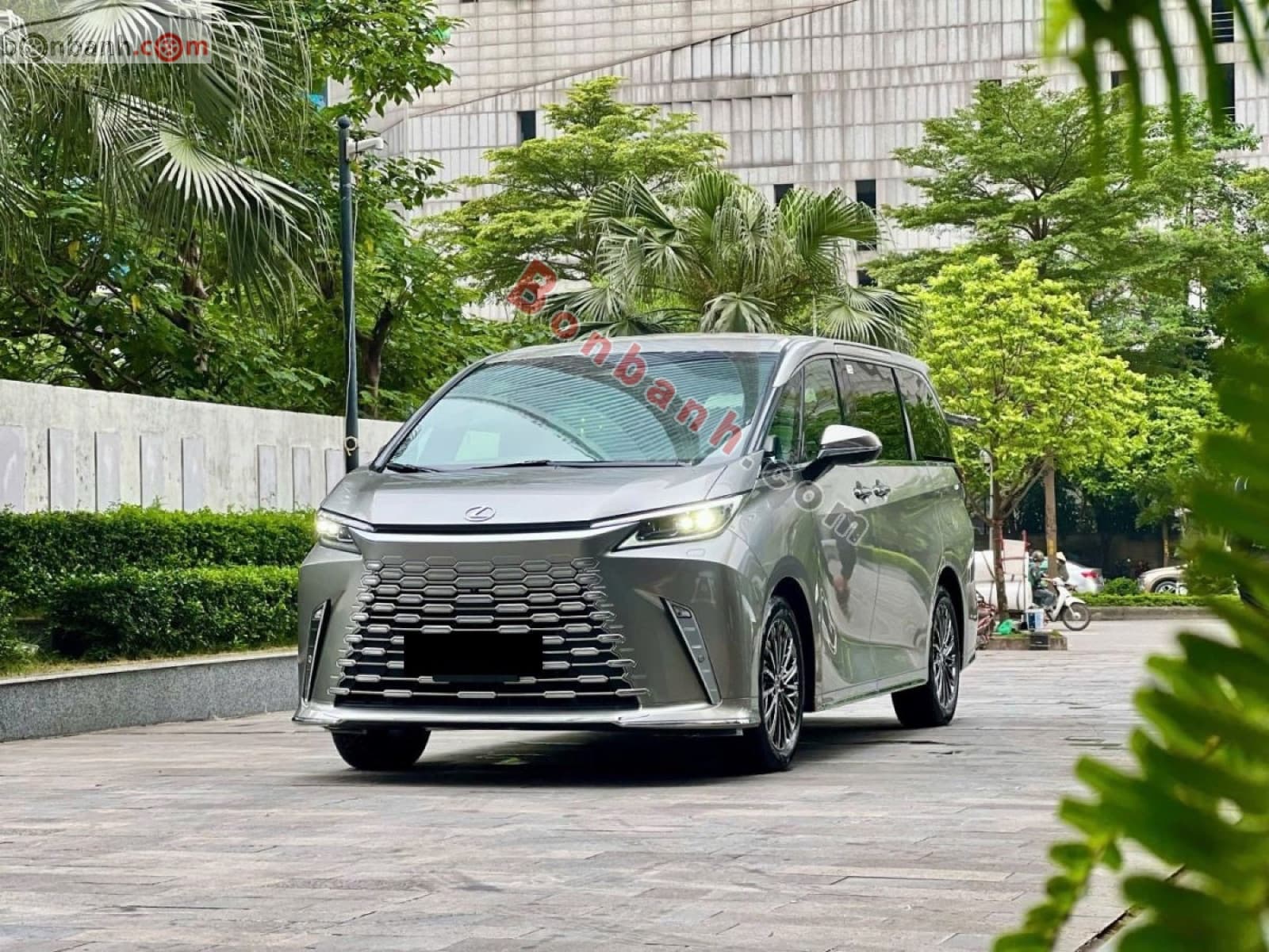 2025 Lexus LM 500h